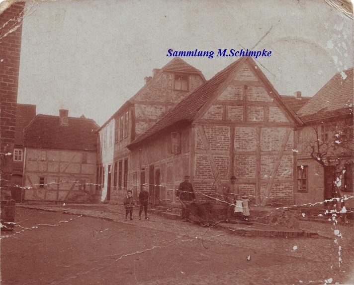 Das alte Kalandgebäude, genutzt als Schule.