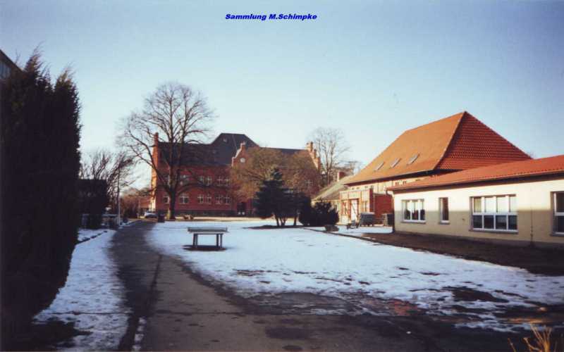 Der Schulhof im Jahre 2003